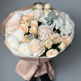 Букет из пионовидных роз и хризантем